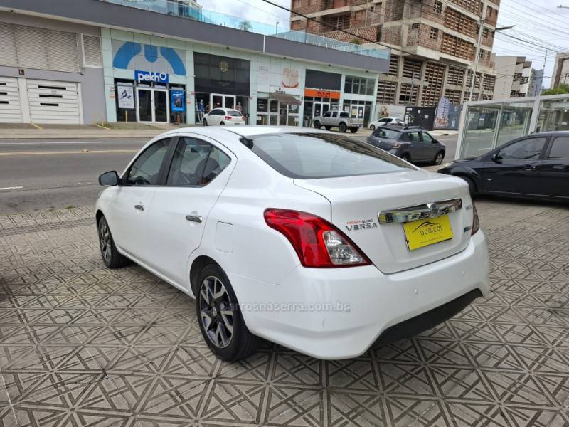 NISSAN - VERSA - 2017/2017 - Branca - R$ 57.800,00