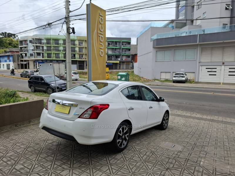 NISSAN - VERSA - 2017/2017 - Branca - R$ 57.800,00