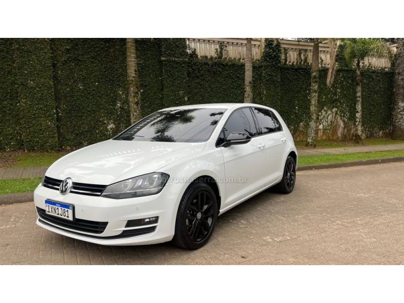 VOLKSWAGEN - GOLF - 2014/2015 - Branca - R$ 79.800,00