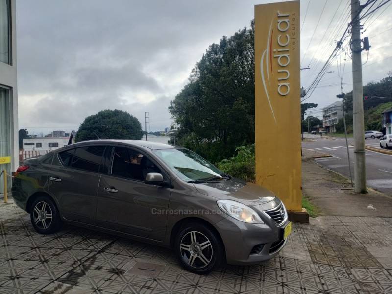 NISSAN - VERSA - 2014/2014 - Cinza - R$ 38.800,00