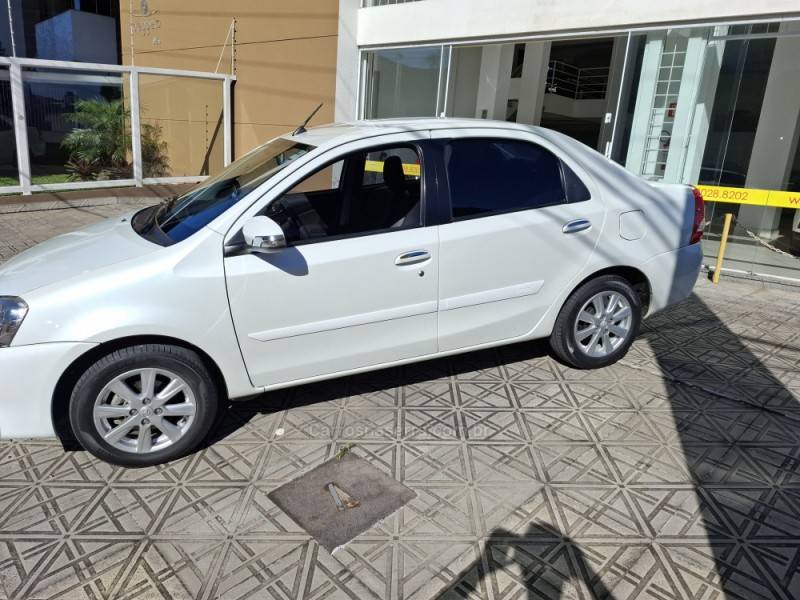 TOYOTA - ETIOS - 2016/2017 - Branca - R$ 67.000,00