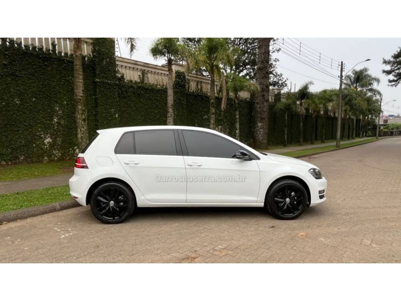 VOLKSWAGEN - GOLF - 2014/2015 - Branca - R$ 79.800,00