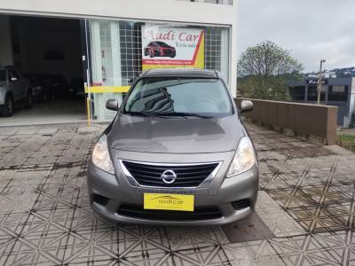 NISSAN - VERSA - 2014/2014 - Cinza - R$ 38.800,00