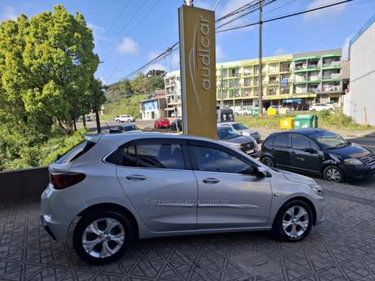 CHEVROLET - ONIX - 2020/2021 - Prata - R$ 81.800,00