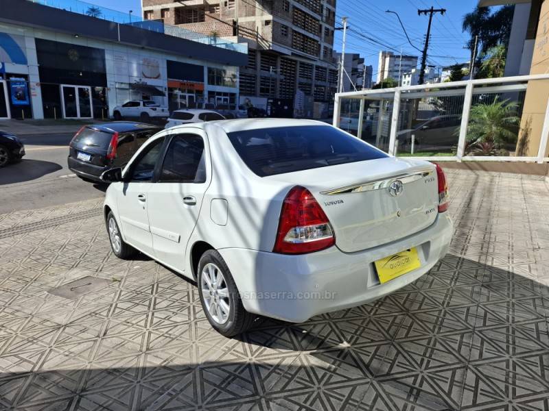 TOYOTA - ETIOS - 2016/2017 - Branca - R$ 67.000,00