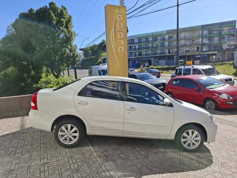 TOYOTA - ETIOS - 2016/2017 - Branca - R$ 67.000,00