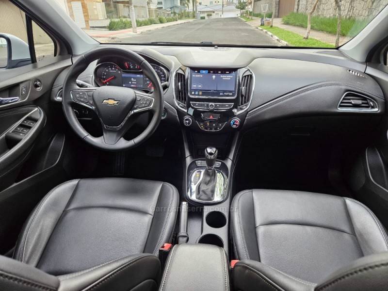 CHEVROLET - CRUZE - 2022/2023 - Branca - R$ 127.800,00