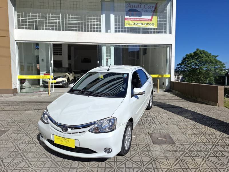 TOYOTA - ETIOS - 2016/2017 - Branca - R$ 67.000,00